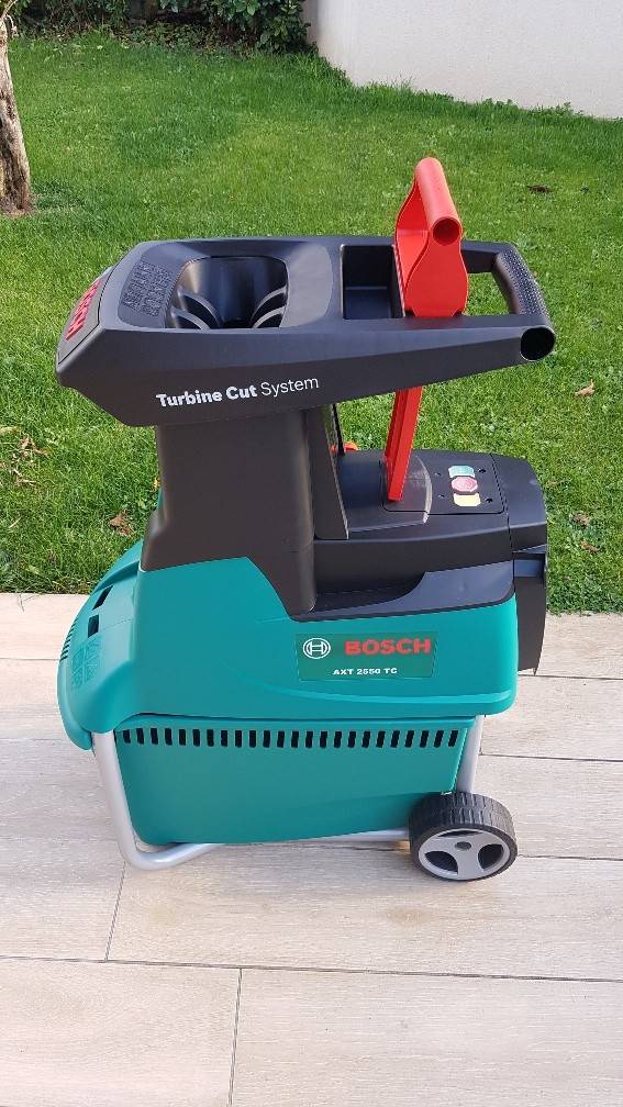 Broyeur de végétaux Bosch AXT 2550 TC