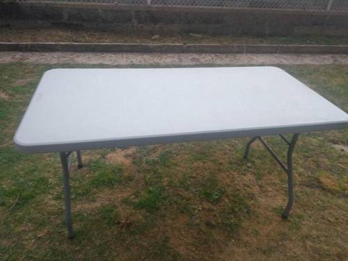 LOCATION Grande table pliante (6 personnes)