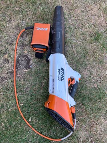 Souffleur de feuilles sur batterie Stihl BGA 100