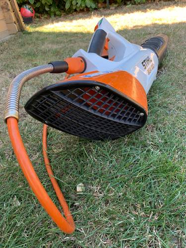 Souffleur de feuilles sur batterie Stihl BGA 100