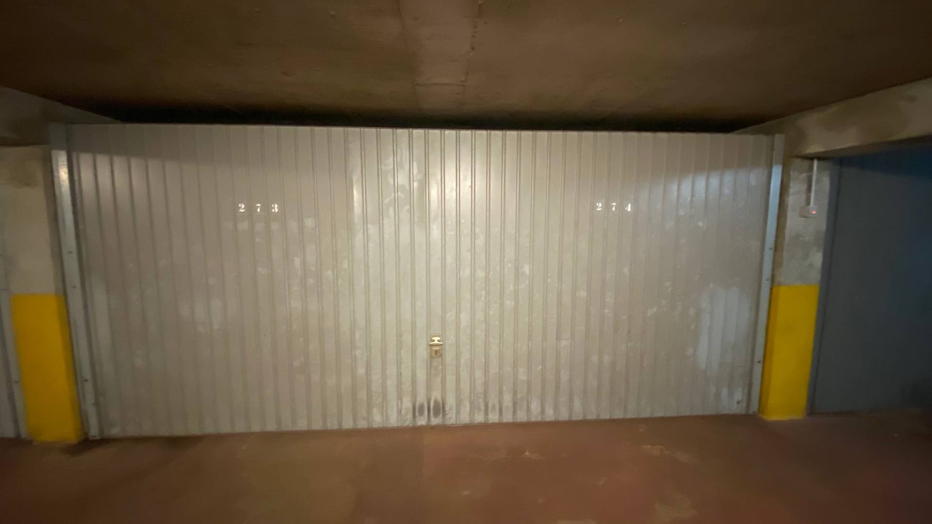 GARAGE DOUBLE EN FACADE 25 M2 DANS COPROPRIETE SECURISEE A VILLEURBANNE