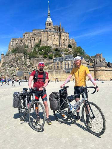 Location vélo gravel taille M avec équipements inclus 