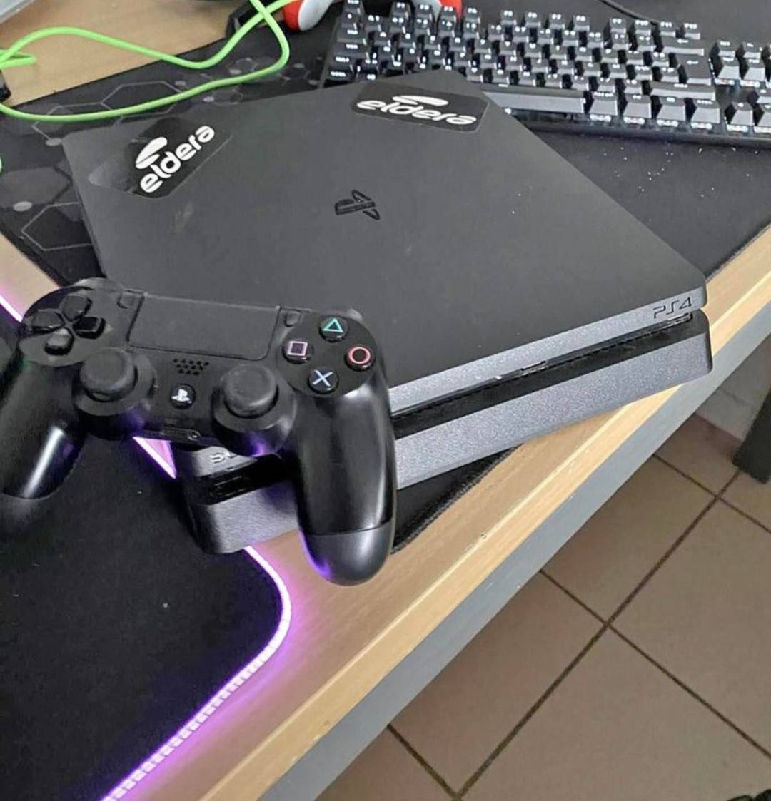 ps4 avec petite  tele