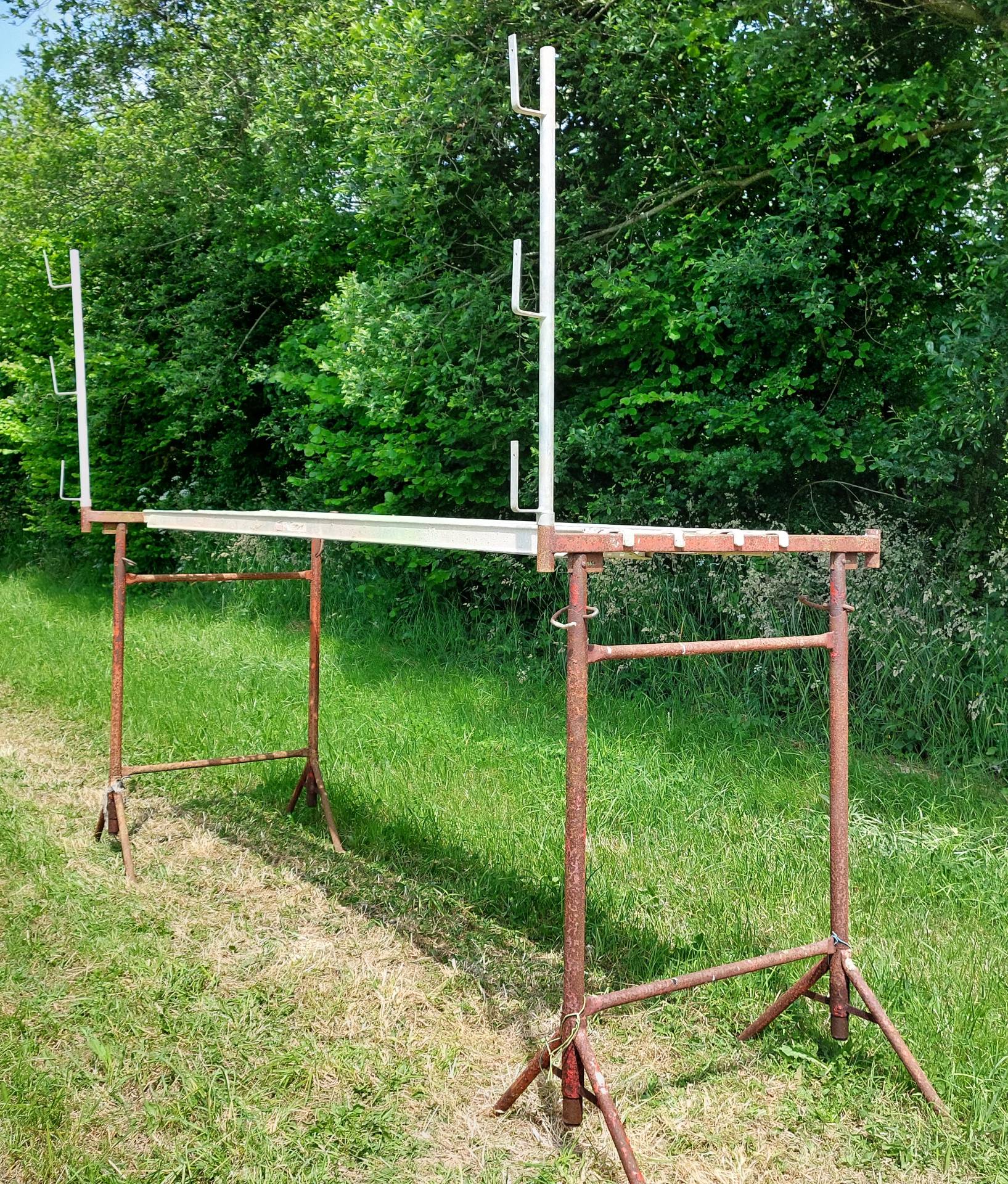 Location tréteaux maçon avec planchers et potelet pour garde corps