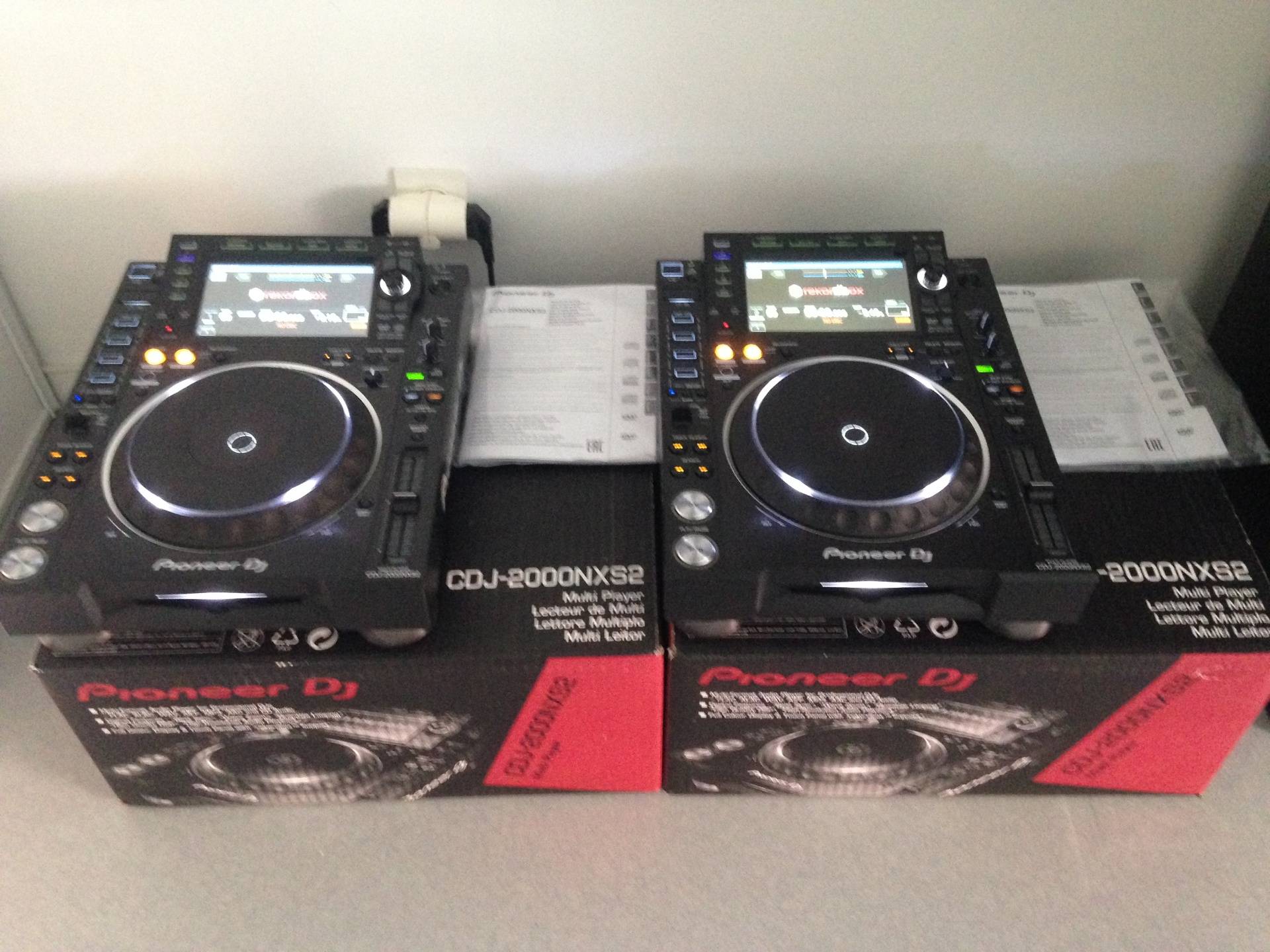 Paire CDJ-2000 NEXUS 2 + Paire de Flight case Roadinger